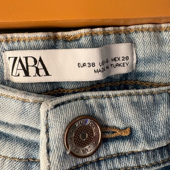 Zara, size 6, light white washed skinny denim
Jeans , fitted - Picture 3 of 5
